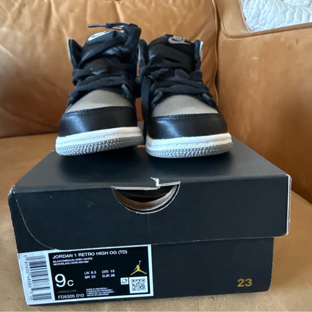 Jordan 1  Kids Sneakers - Black and silver